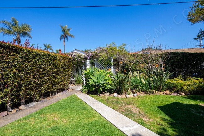 Building Photo - Studio in the Heart of La Jolla with a Pri...