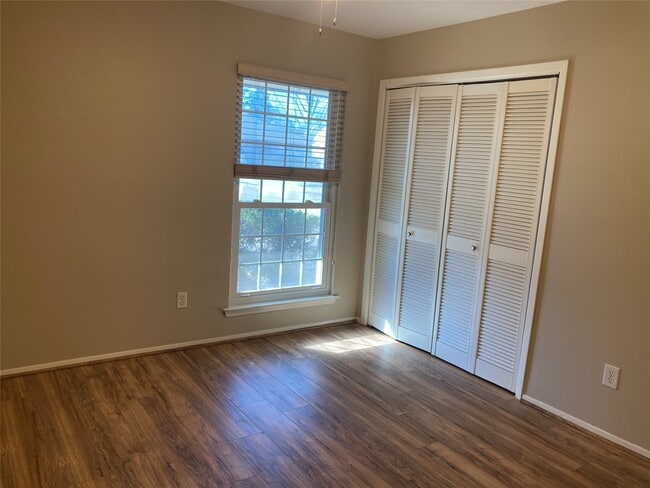 Building Photo - 9250 Rockhurst Dr