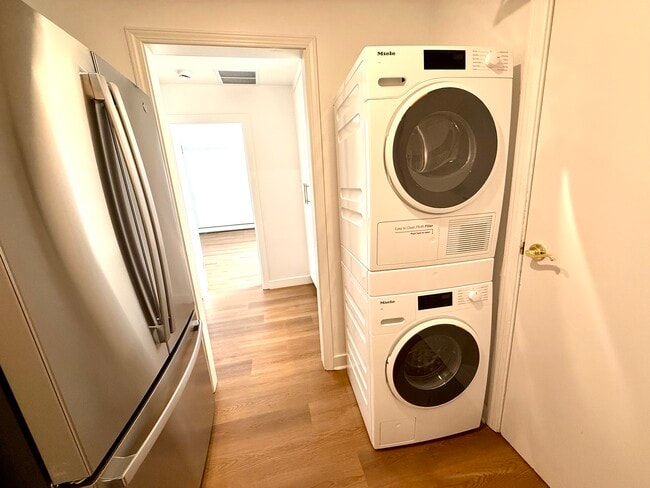 Building Photo - 521 N Oak St