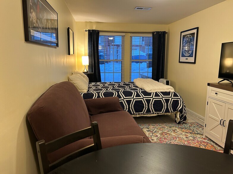 Building Photo - 2422 Observatory Pl NW