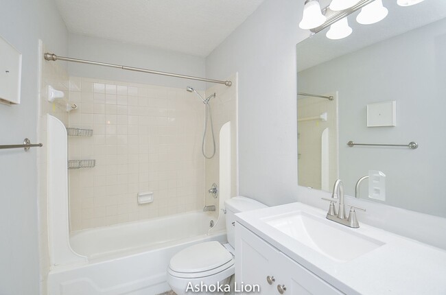 Building Photo - Wonderful 2 bedroom condo in a gated commu...