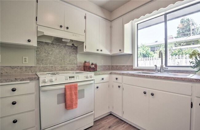 Building Photo - Desirable west side location! 2 bed/ 1.75 bath. Olympia school district