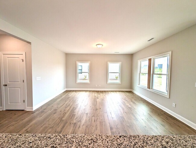 Building Photo - 722 Putney Hl Rd