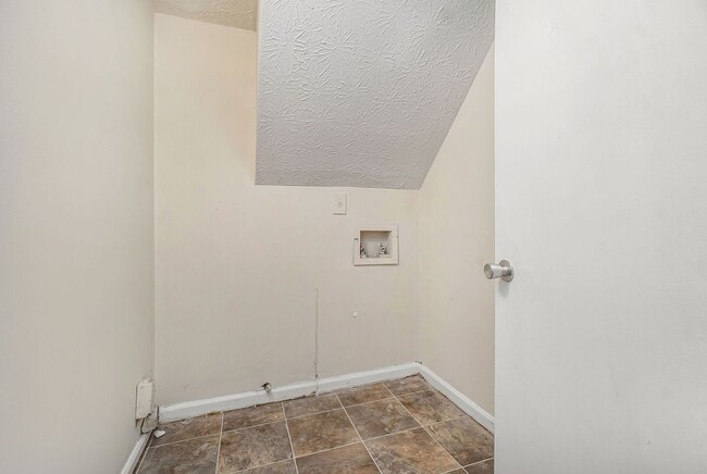 Building Photo - 3 Bedroom 2 Bath in Stone Mountain