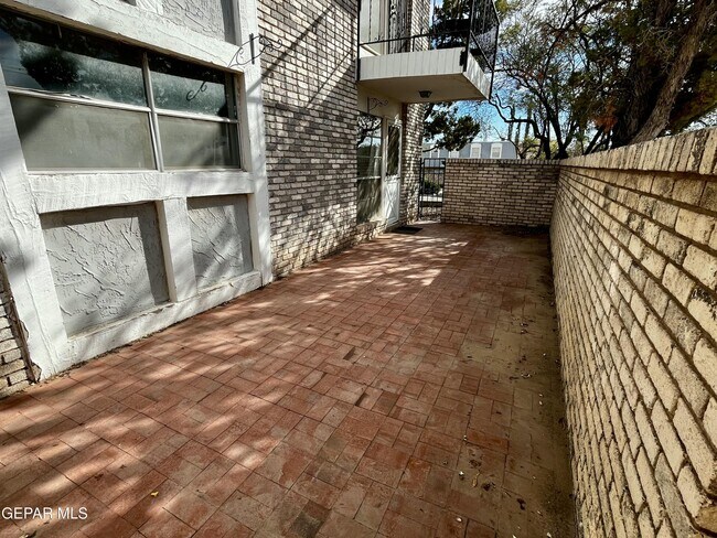 Building Photo - 6700 Escondido Dr