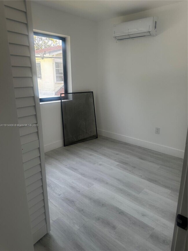 Building Photo - 1101 SW 12th Ct
