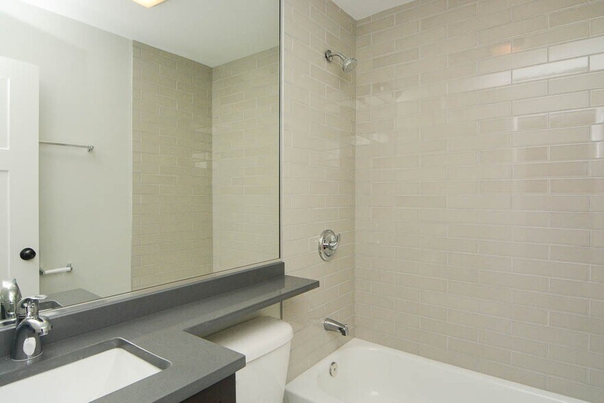 Building Photo - 535 W Surf St