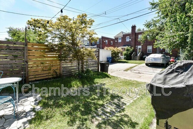 Building Photo - 509 E Luray Ave