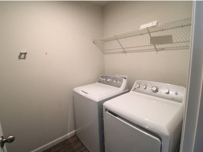 Building Photo - 9739 Oak Grove Dr