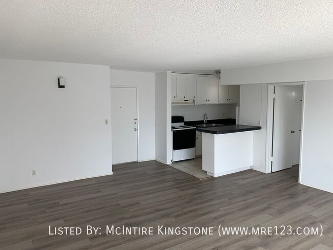 Building Photo - Move-in Specials Await in this Spacious 2B...