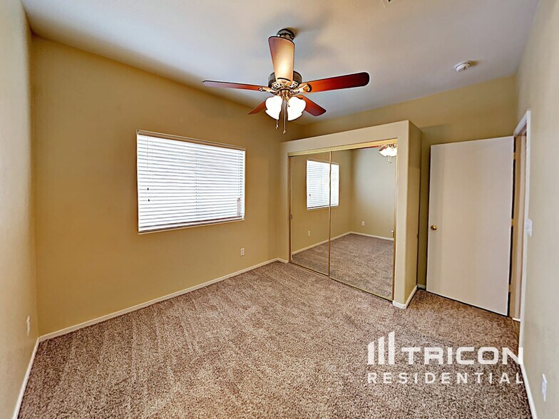 Building Photo - 610 Largo Azul Ave