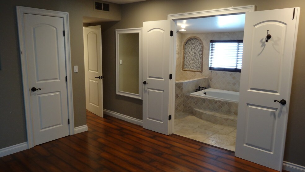 Building Photo - 12913 Winthrop Ave