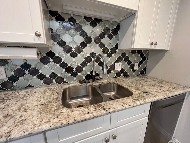 Building Photo - $0 First Month's Rent! Beautiful Three Bed...