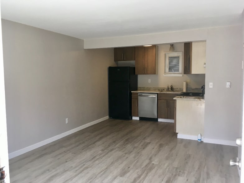 Building Photo - 1215 Queen Anne Ave N