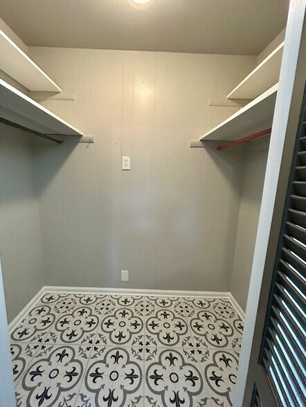 Building Photo - 247 Graeme Dr