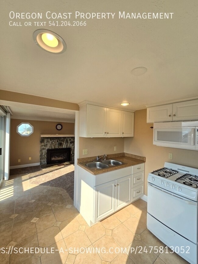 Building Photo - Ocean Views 1bed/1bath Upstairs Unit