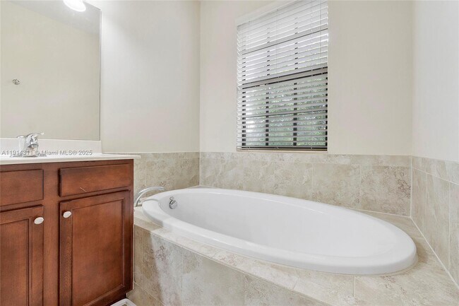 Building Photo - 10450 Wellington Parc Dr