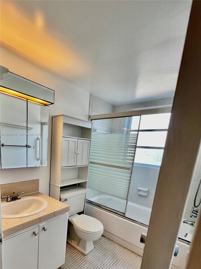 Building Photo - 1425 Arthur St