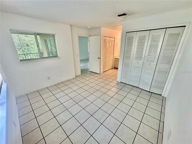 Building Photo - 2550 S Park Ave