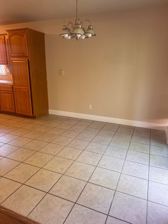 Building Photo - Charming 3 Bed/ 2 Bath Home. AVAILABLE NOW!!!!