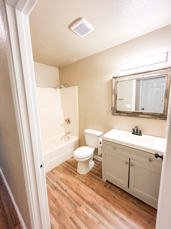 Building Photo - 614 W Peach St