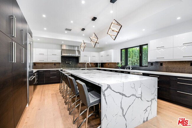 Building Photo - 13378 Contour Dr