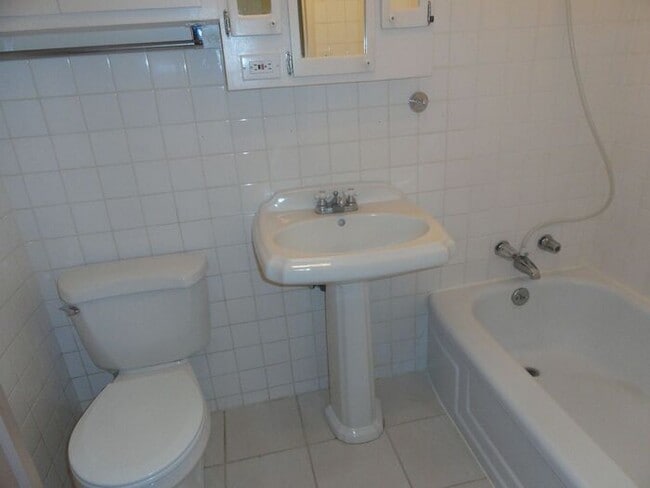 Building Photo - Adorable 2 Bedroom 1 Bath Duplex In Lakewood!