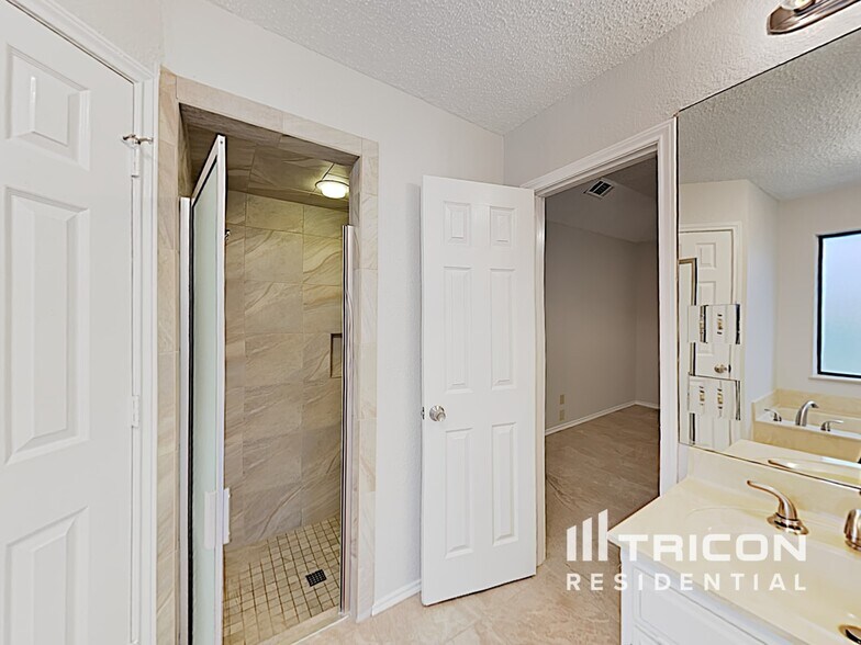 Building Photo - 6003 Meadowside Trail
