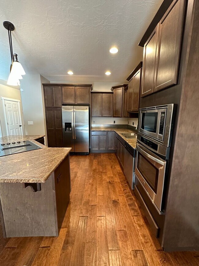 Building Photo - 3 Bedroom Townhome