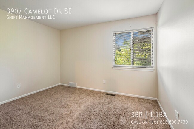 Building Photo - 3907 Camelot Dr SE