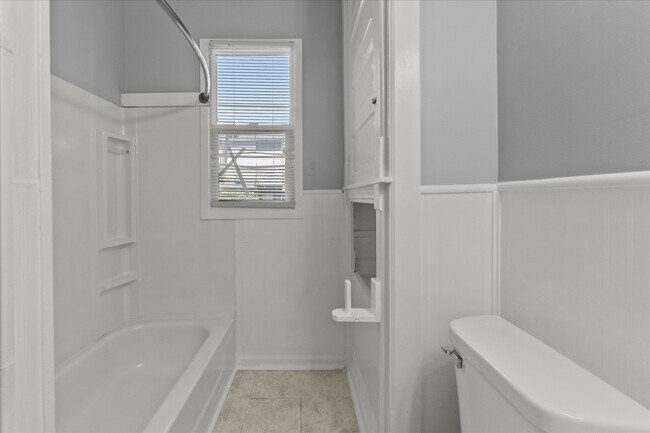 Building Photo - 316 N Hickory St