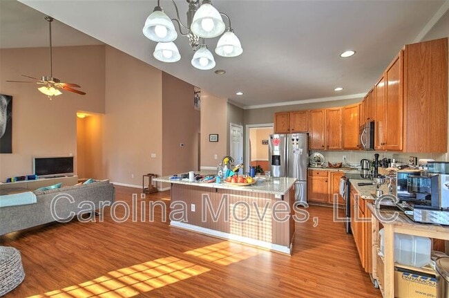 Building Photo - 512 S Orchard Farms Ave