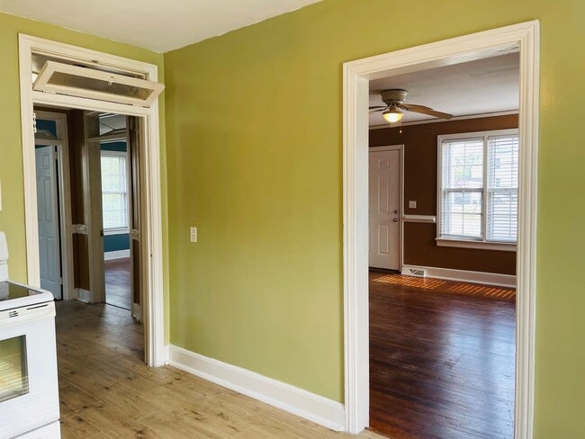 Building Photo - 2 Bedroom, 1 Bathroom in Olympia - Available Now!