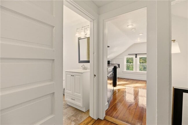 Building Photo - 31 Bayside Ave