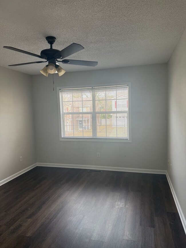 Building Photo - Available NOW- 113 Commons-Move in Special 1/2 off the first month rent with 12-month Lease