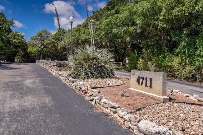 Building Photo - 4711 Spicewood Springs Rd