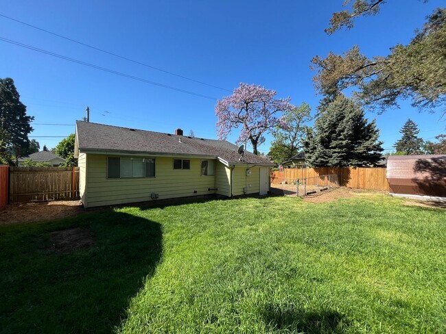 Building Photo - 6727 SE Reedway St