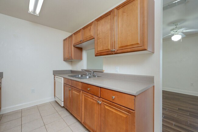Building Photo - 2 Bedroom Townhouse in Crestview!