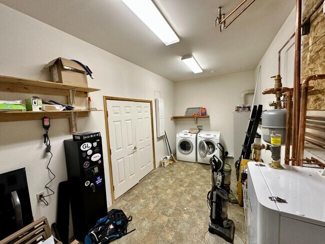 Building Photo - 966 Oak Ct