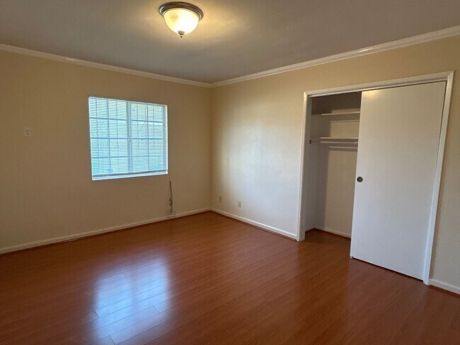 Building Photo - 7549 3/4 Garvalia Ave.