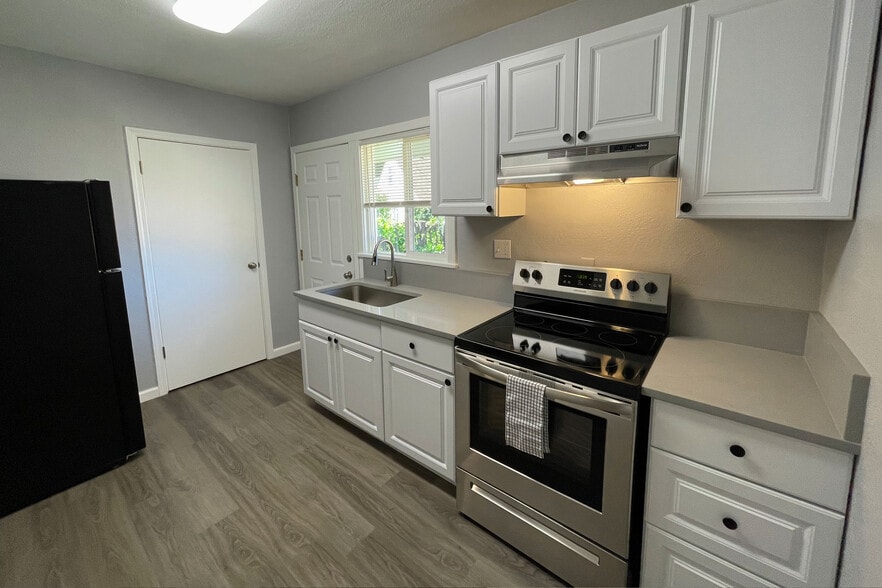 Building Photo - 2102 W 28th St