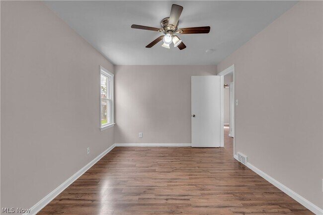 Building Photo - 6911 Farnsworth Dr