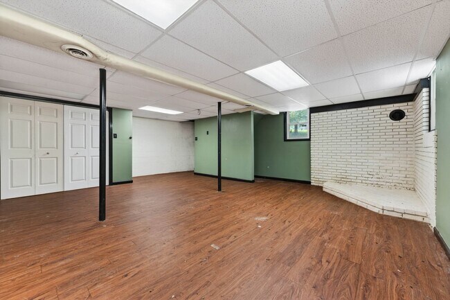 Building Photo - 3 Bedroom Pet Friendly Home For Rent Near Heritage Park!