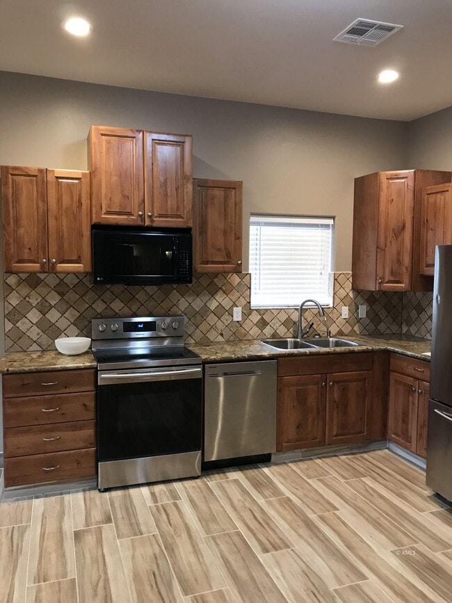 Building Photo - 598 S Hillside Dr