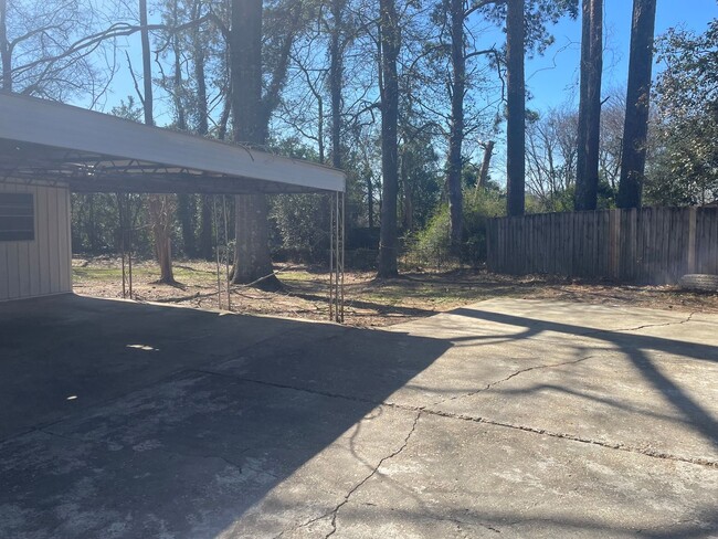 Building Photo - ** 3 Bed 2 Bath located Forest Hills** Cal...