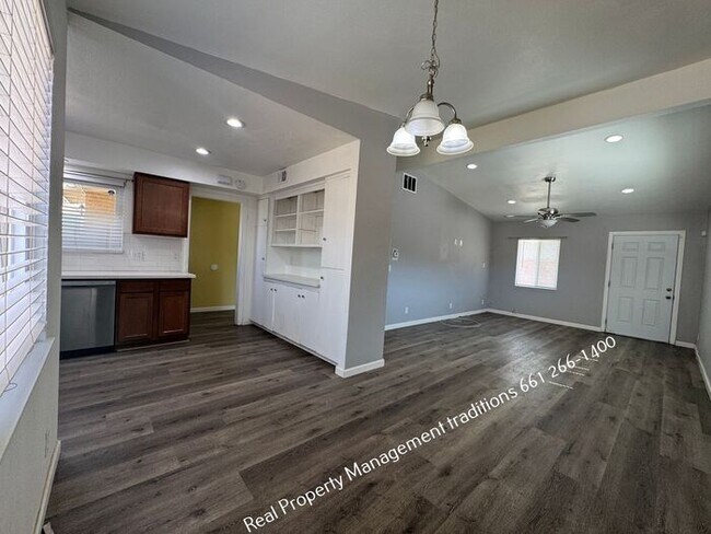 Building Photo - 2 plus 1 duplex - ALL UTILITIES INCLUDED!!!