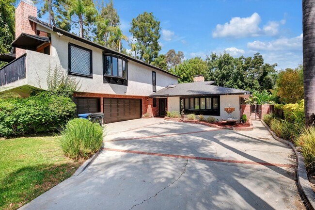 Building Photo - 5-Bedroom Home in Desirable Friendly Hills...