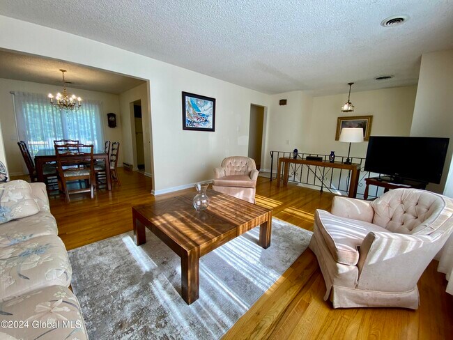 Building Photo - 12 Lakewood Dr