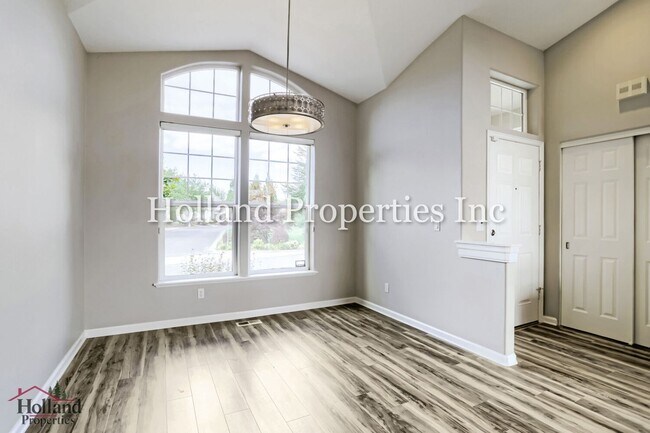 Building Photo - 4914 NW Huserik Dr