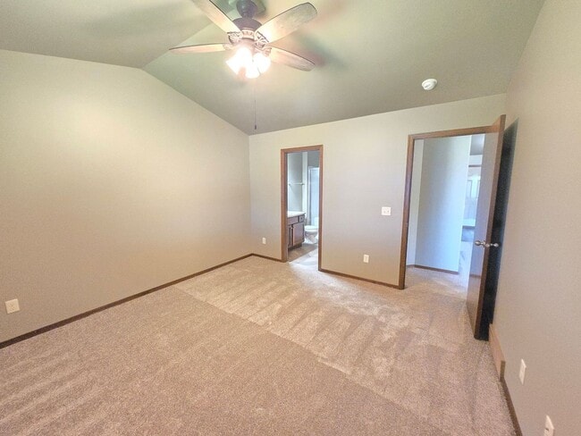 Building Photo - East Sioux Falls 4 Bed, 3 Bath Walkout Twi...